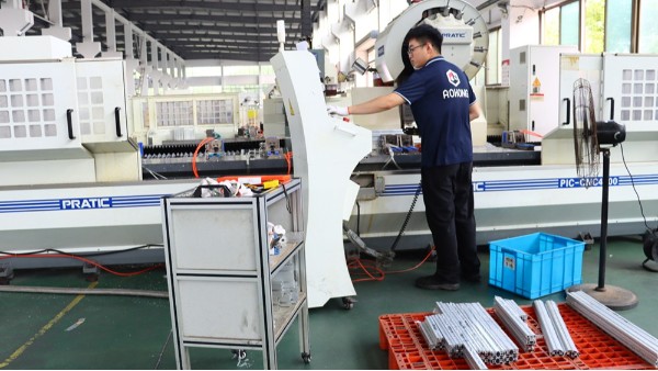 如何解決鋁型材在長(zhǎng)期使用中的老化問(wèn)題？