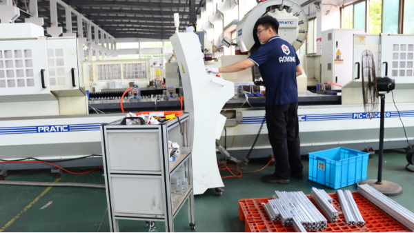 鋁型材框架如何重塑新能源汽車的安全與性能？